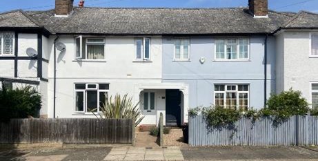 Fig. 83: A side by side comparison between glazing bars and clear panes. The glazing bars give a more traditional appearance.