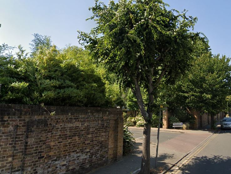 Fig. 10: Entrance gates relieve the boundary and mature planting to the Whitelands area softens its appearance